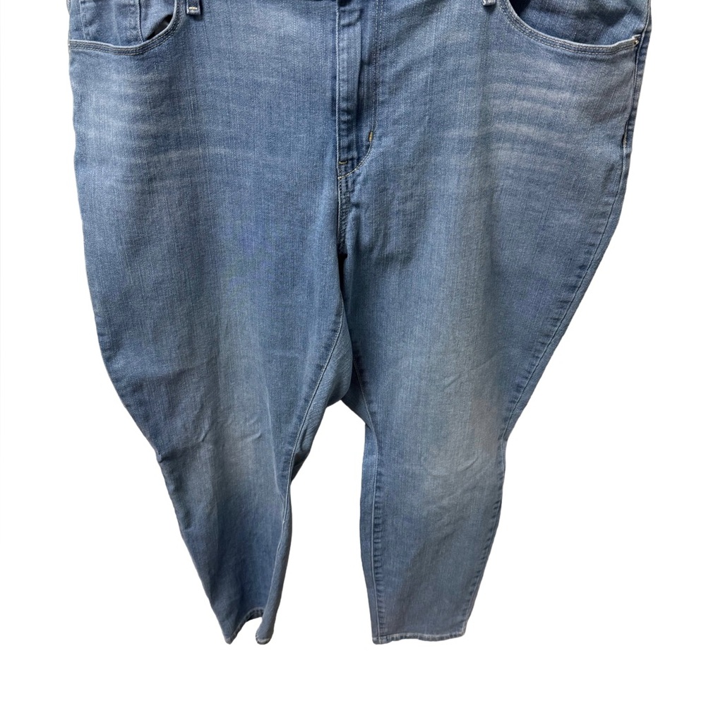 Signature by Levi Strauss Women’s 22W Light Blue Relaxed Mid Rise Skinny Jeans